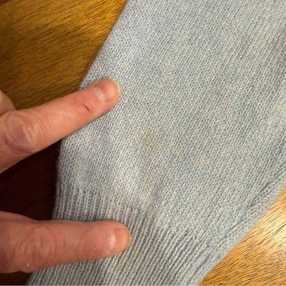 Vince Women's Light Blue V-Neck Sweater cashmere wool blend small flaw - Picture 8 of 8